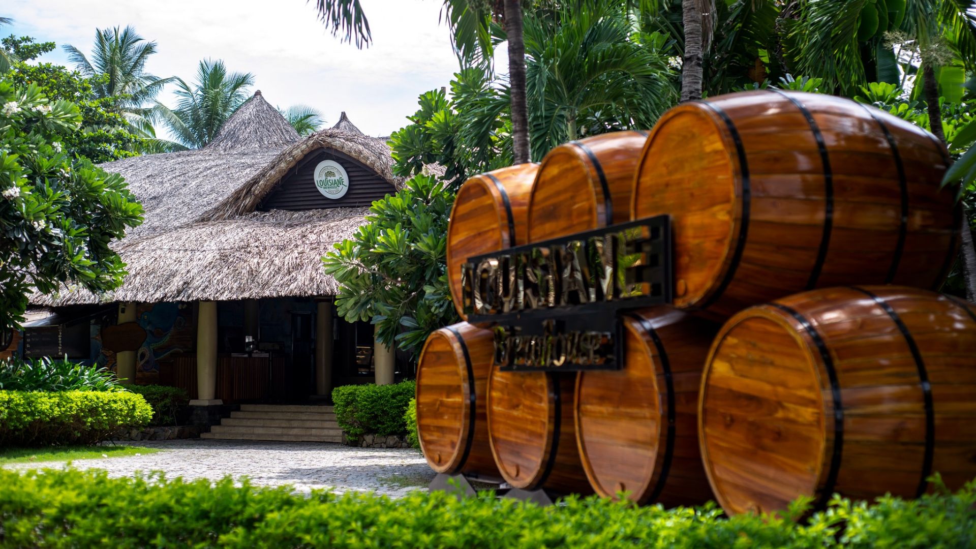 Louisiane Brewhouse Pool-Side Flight Nha Trang Beach - Featured