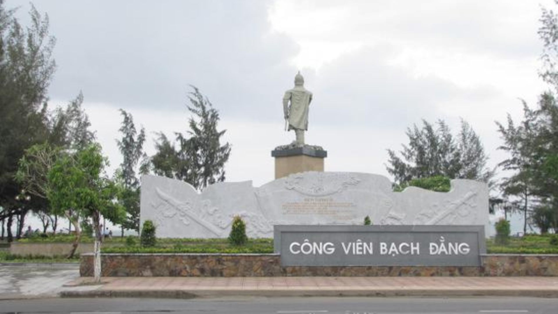 Bach Dang Park Nha Trang Vietnam Trần Hưng Đạo Statue (1)